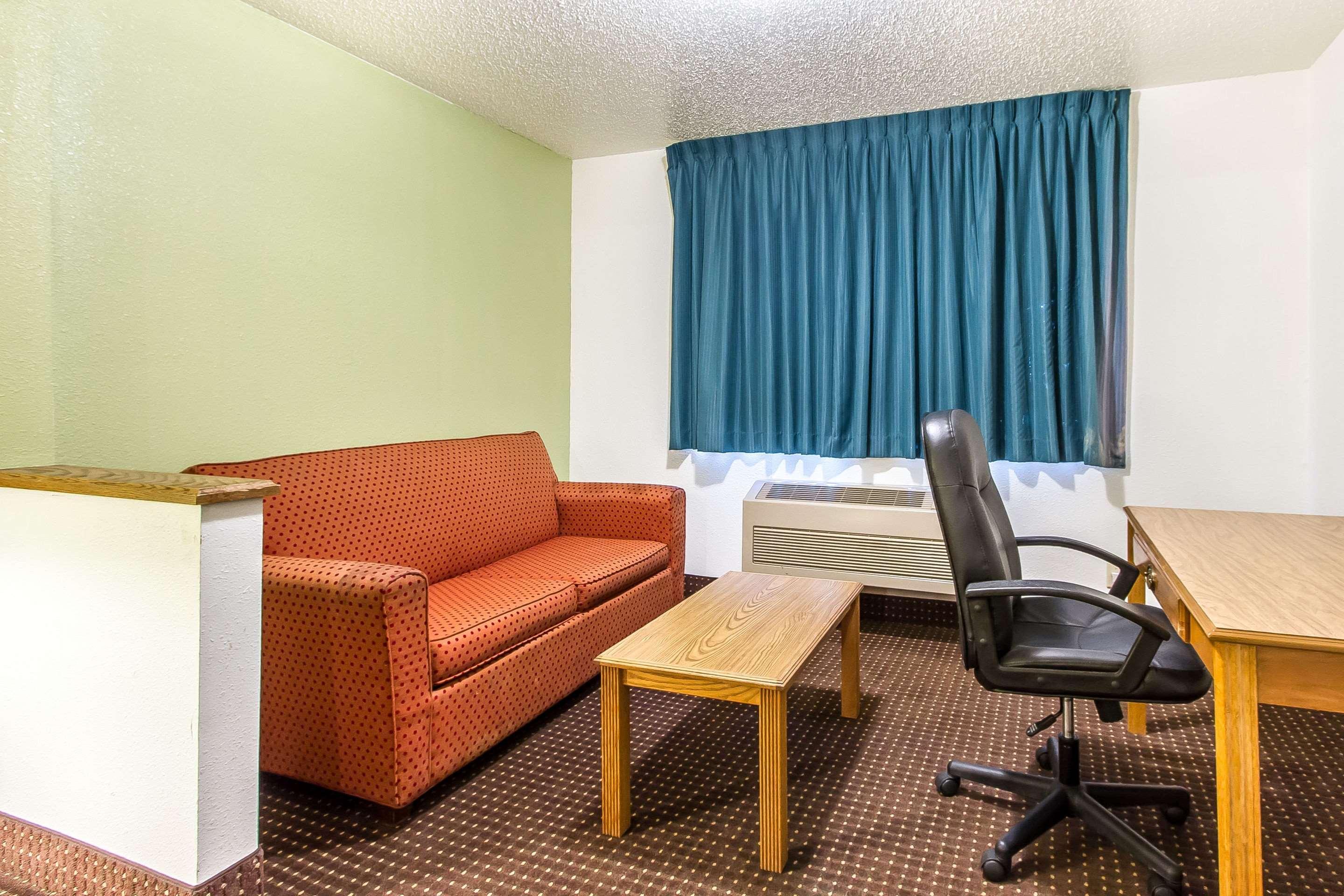 Econo Lodge & Suites Pekin Exterior photo