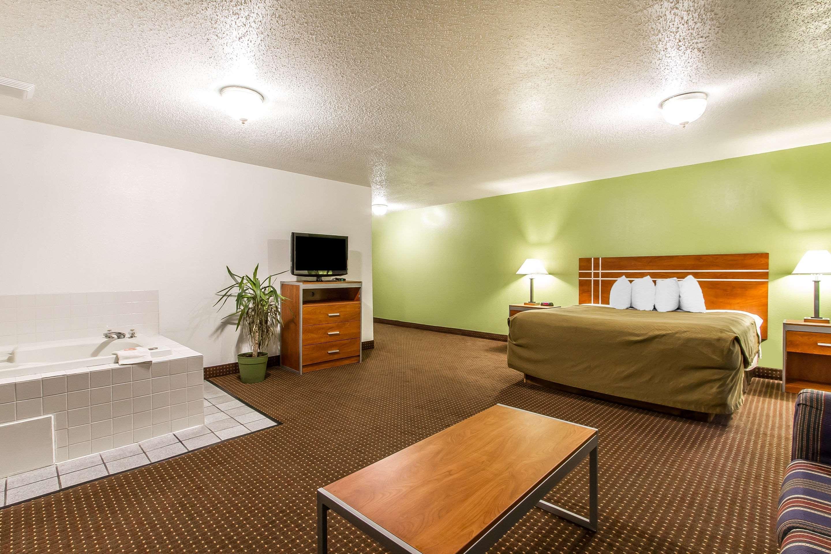 Econo Lodge & Suites Pekin Exterior photo
